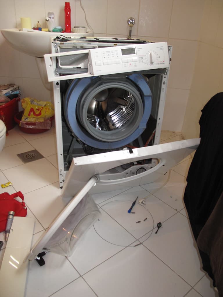 Riparim i pajisjes elektroshtëpiake me vegla diagnostikimi
